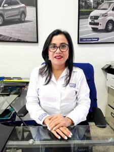 Ejecutiva de ventas de Lugo Rent a Car atendiendo.